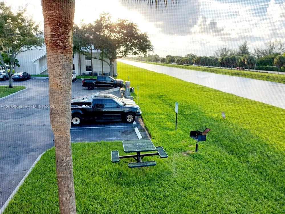 2841 Oakland Forest Dr #201 Oakland Park, FL 33309