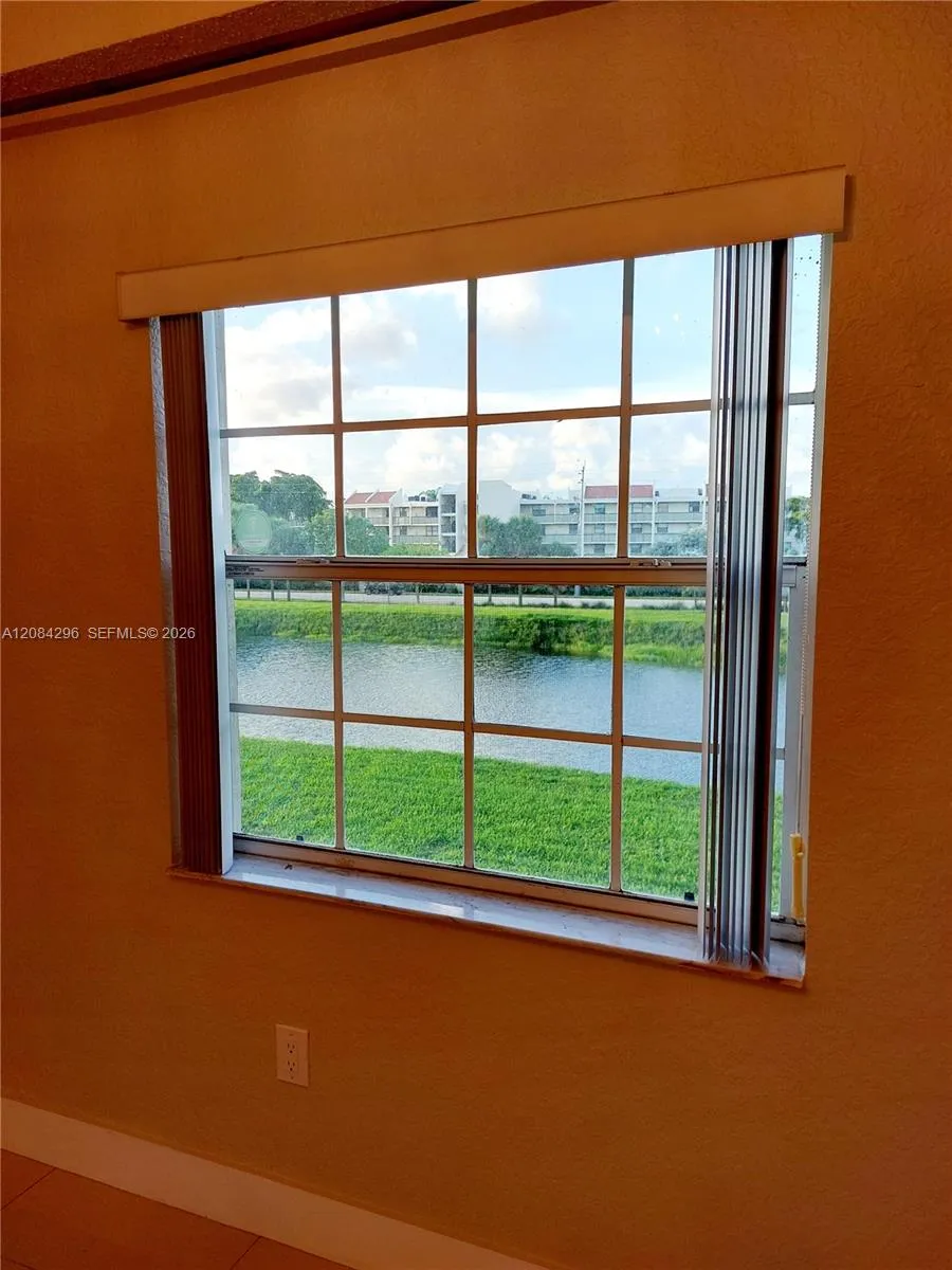 2841 Oakland Forest Dr #201 Oakland Park, FL 33309