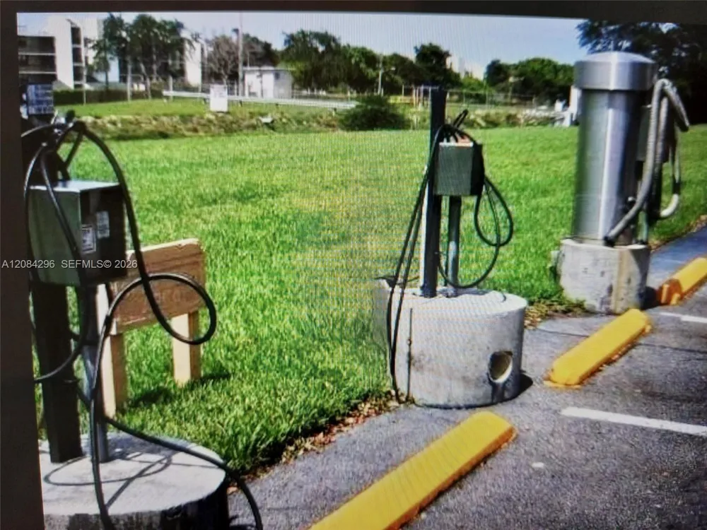 2841 Oakland Forest Dr #201 Oakland Park, FL 33309