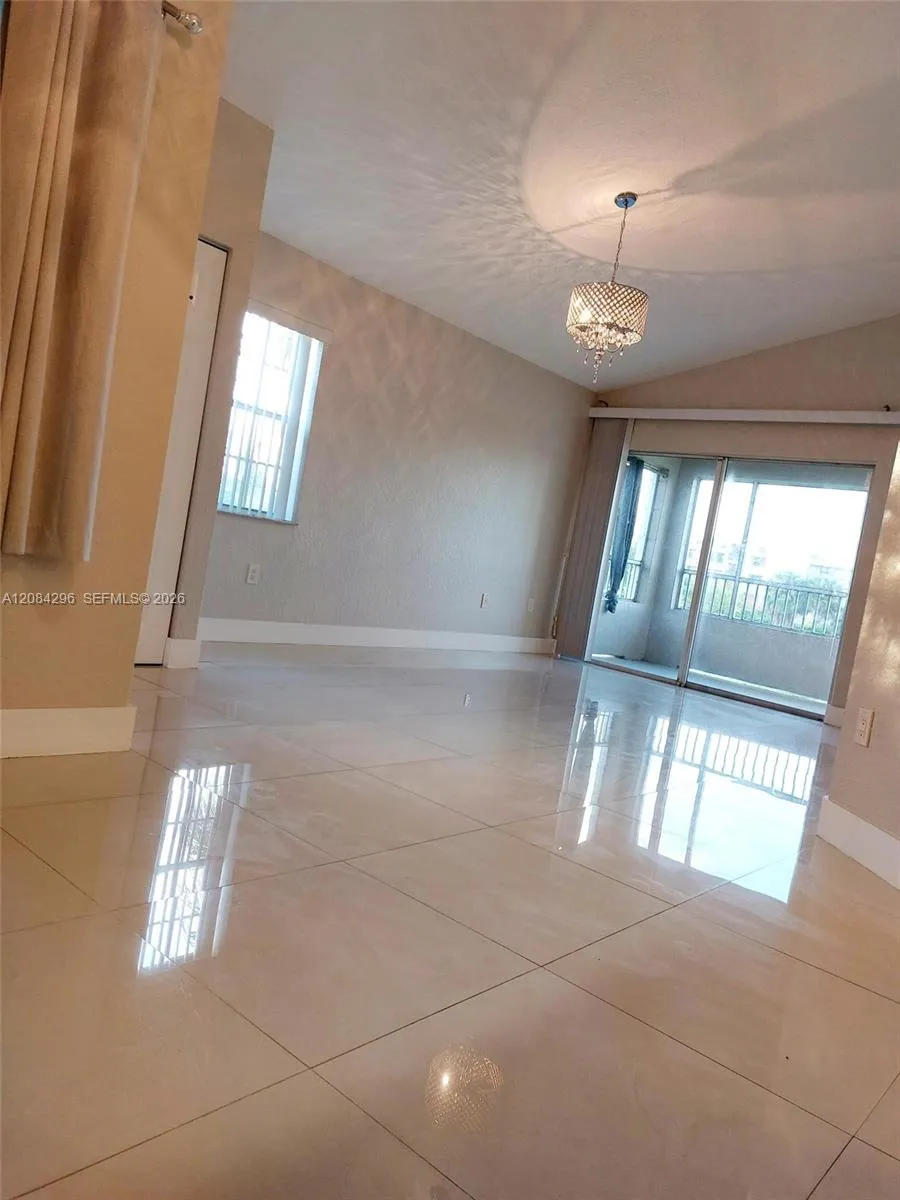 2841 Oakland Forest Dr #201 Oakland Park, FL 33309