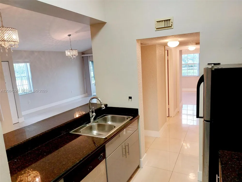 2841 Oakland Forest Dr #201 Oakland Park, FL 33309