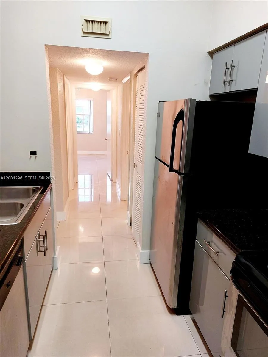 2841 Oakland Forest Dr #201 Oakland Park, FL 33309