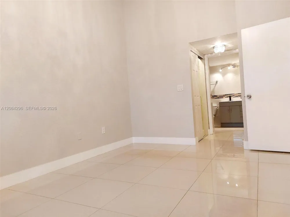 2841 Oakland Forest Dr #201 Oakland Park, FL 33309