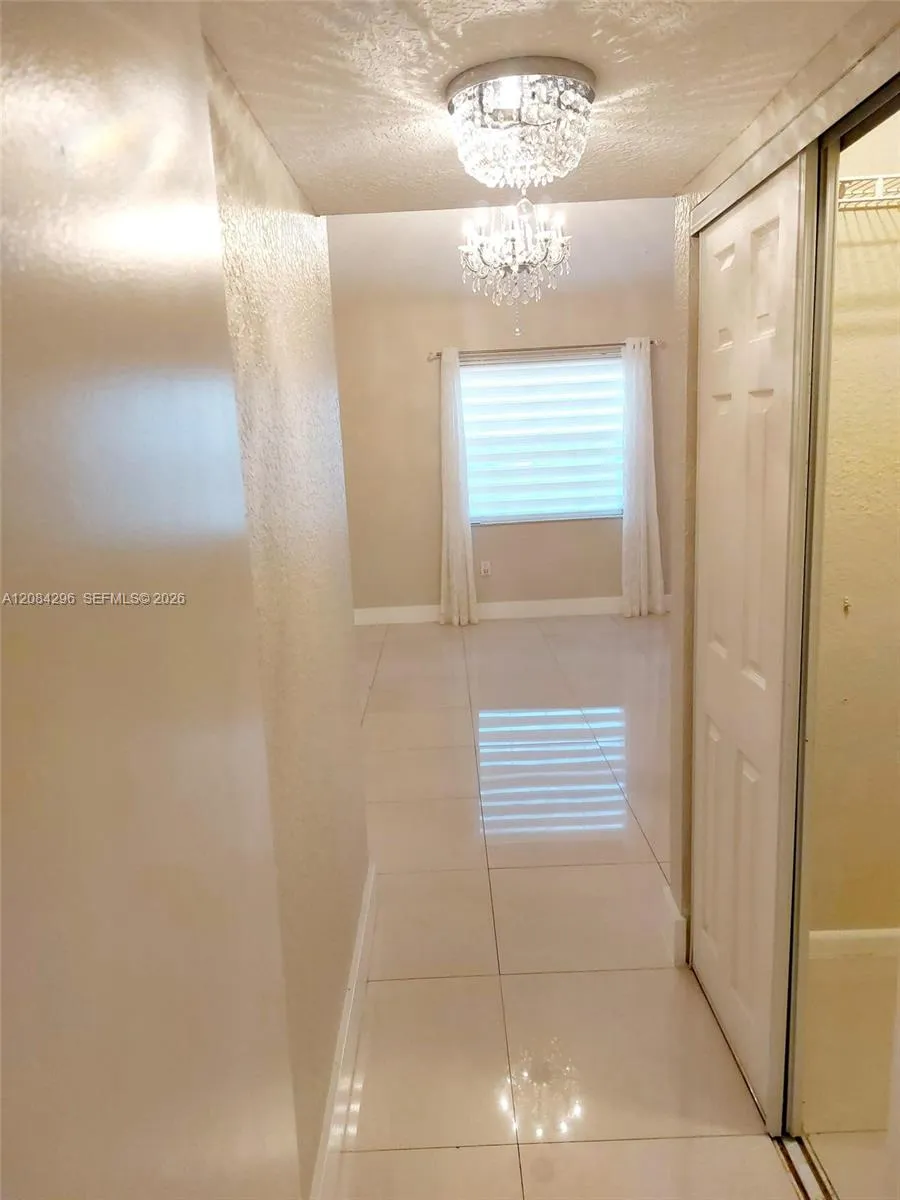 2841 Oakland Forest Dr #201 Oakland Park, FL 33309