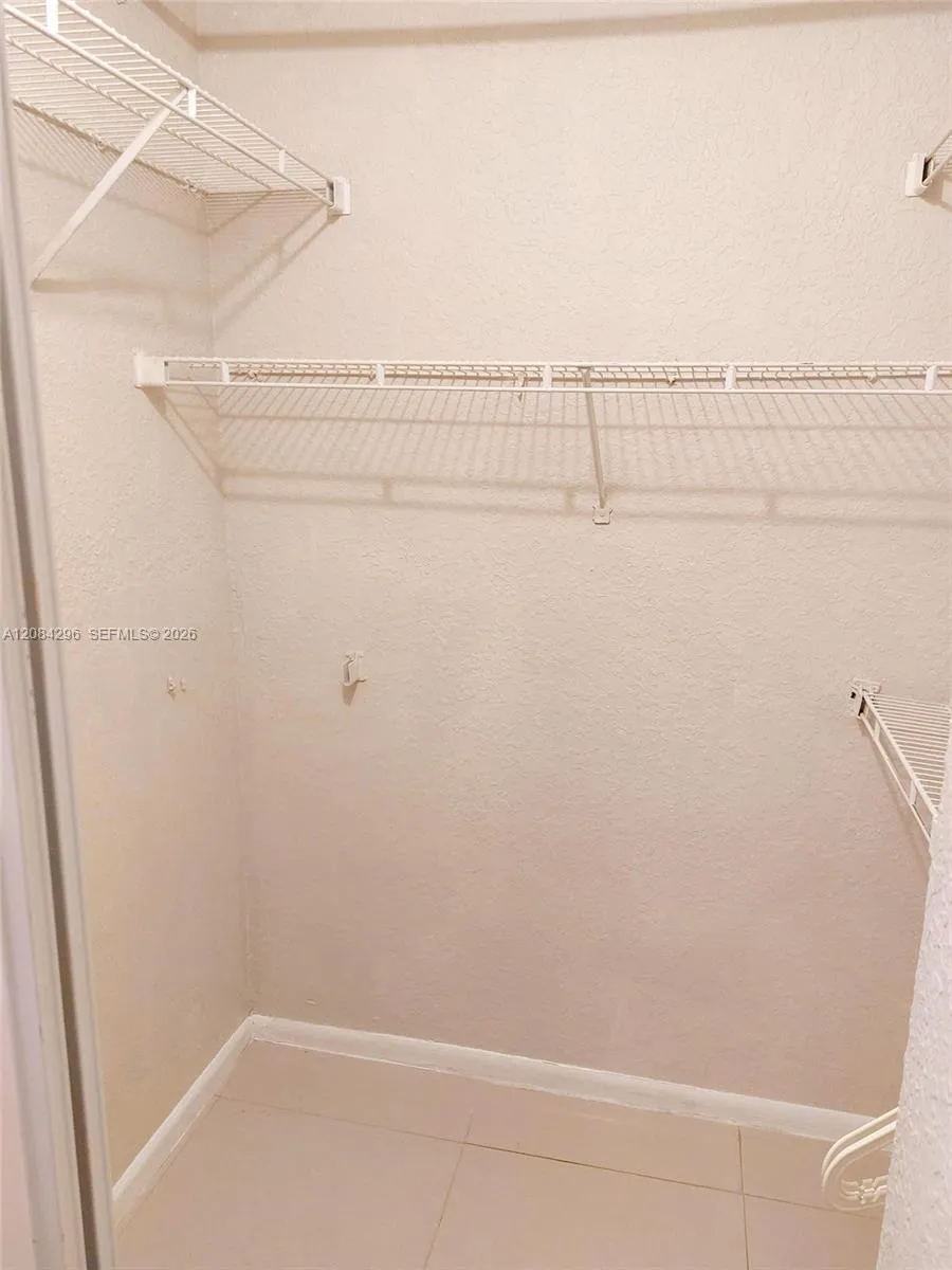 2841 Oakland Forest Dr #201 Oakland Park, FL 33309
