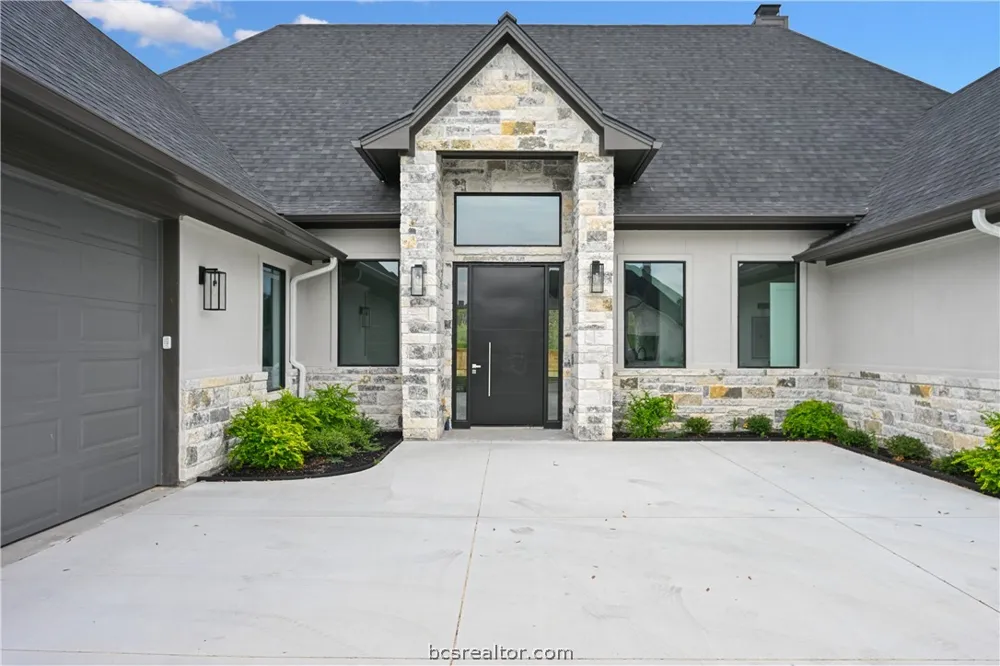 2044 Pebble Bend Drive College Station, TX 77845