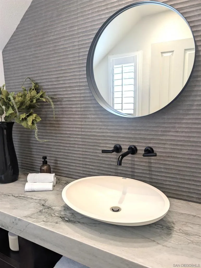 7049 Surfbird Curcle Carlsbad, CA 92011
