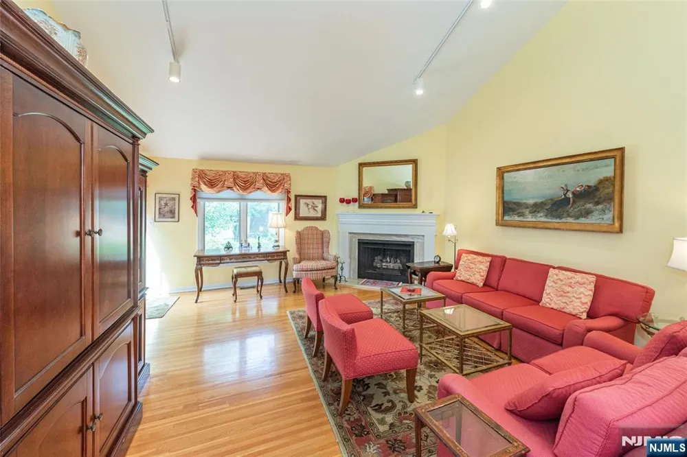 45 Stonegate Drive Roseland, NJ 07068