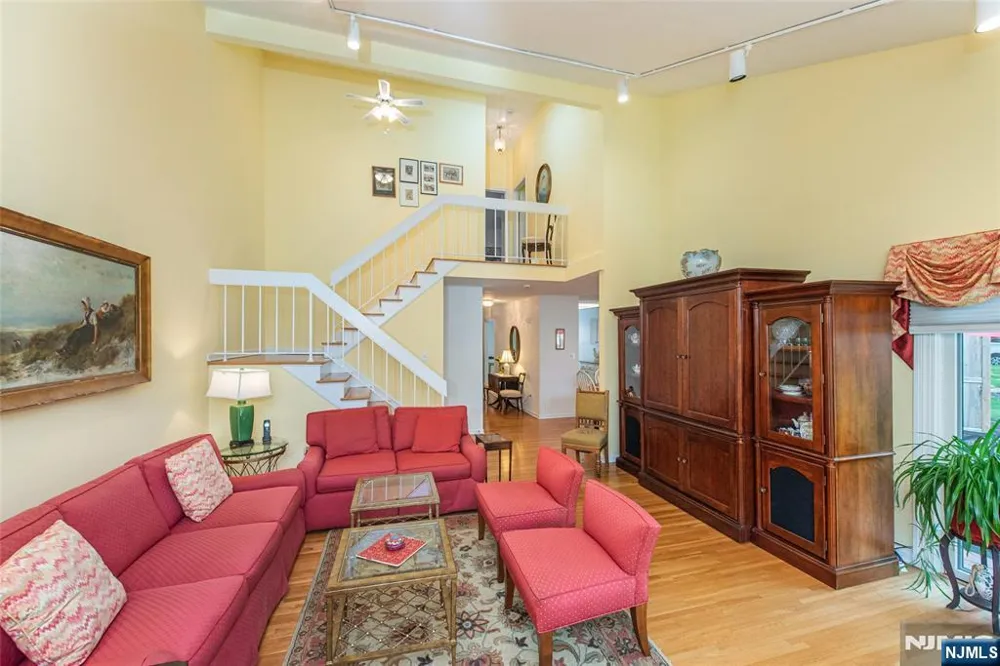 45 Stonegate Drive Roseland, NJ 07068