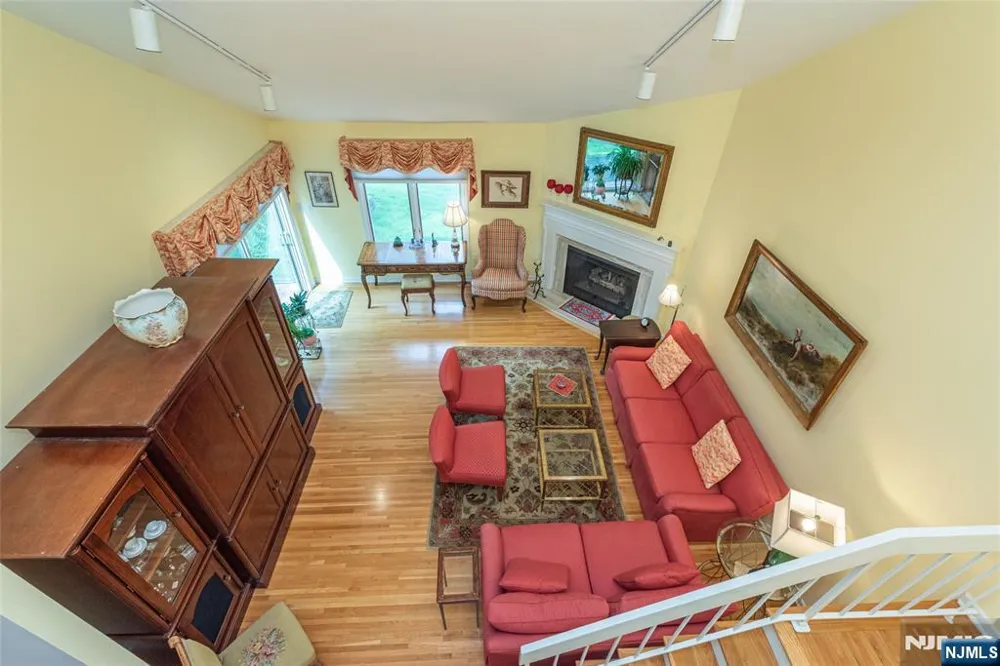 45 Stonegate Drive Roseland, NJ 07068
