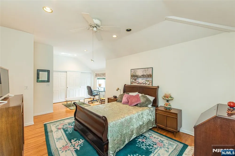 45 Stonegate Drive Roseland, NJ 07068