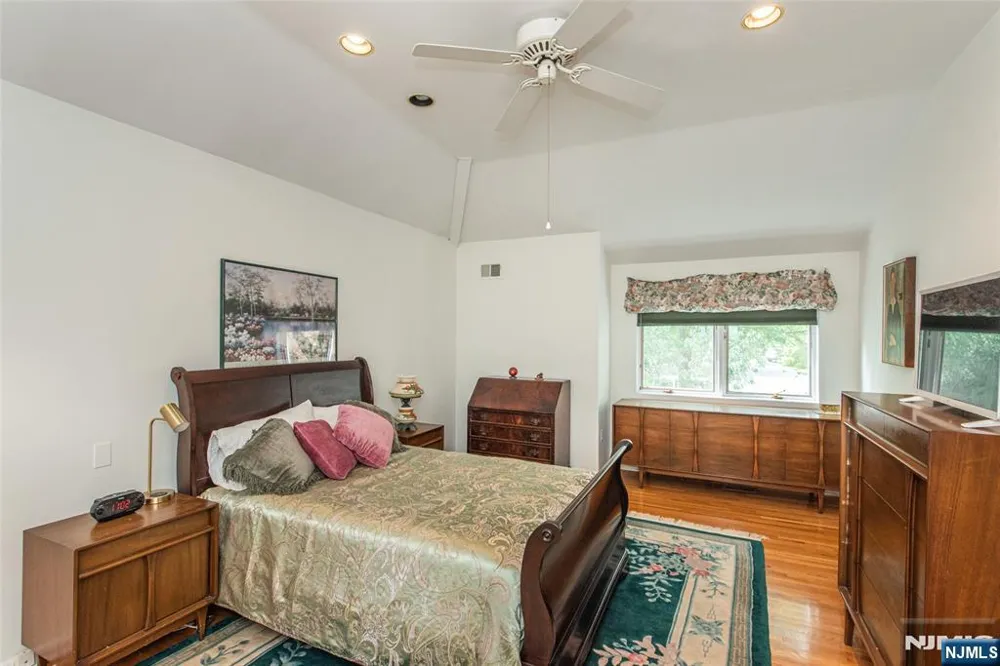 45 Stonegate Drive Roseland, NJ 07068
