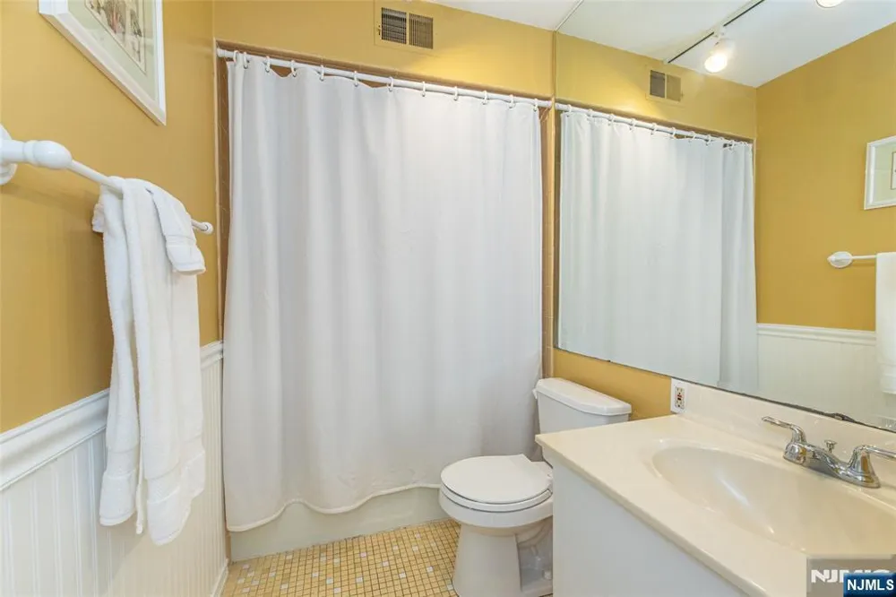 45 Stonegate Drive Roseland, NJ 07068