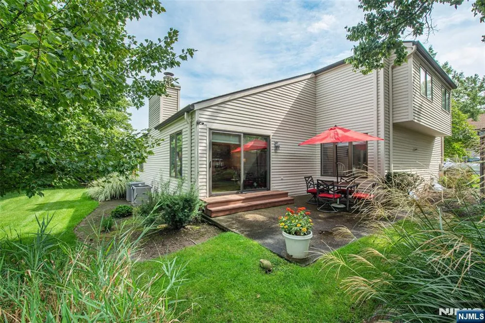 45 Stonegate Drive Roseland, NJ 07068