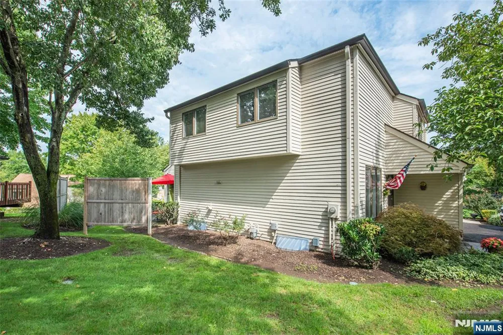 45 Stonegate Drive Roseland, NJ 07068