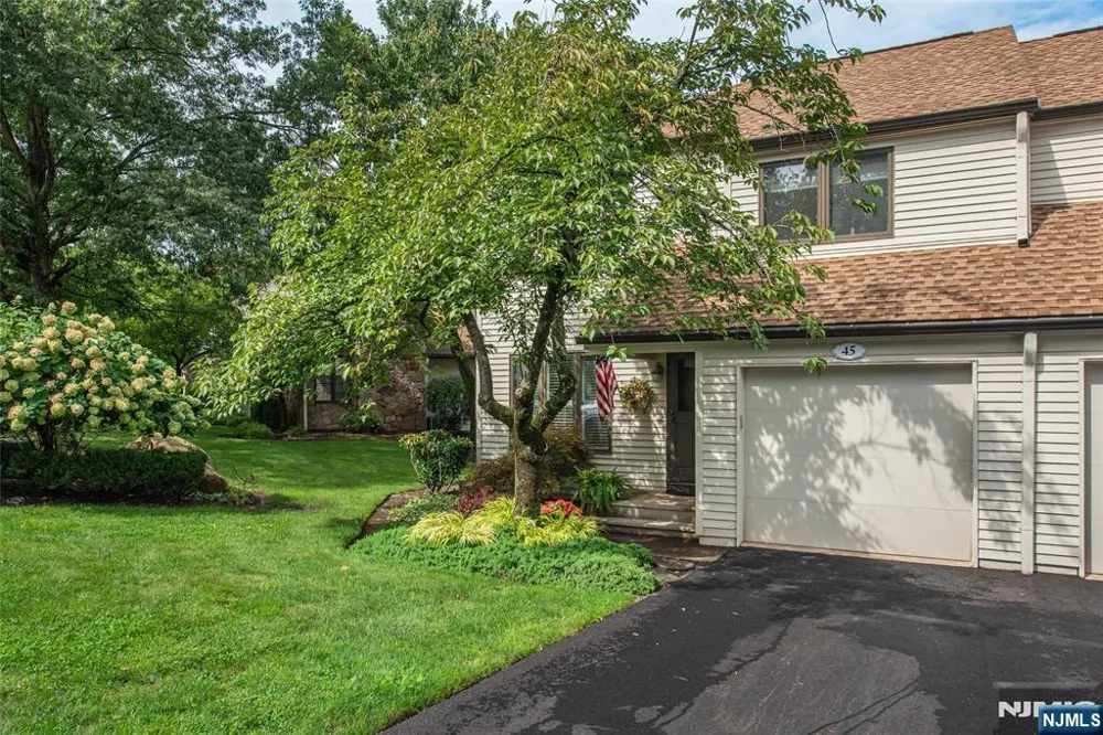45 Stonegate Drive Roseland, NJ 07068