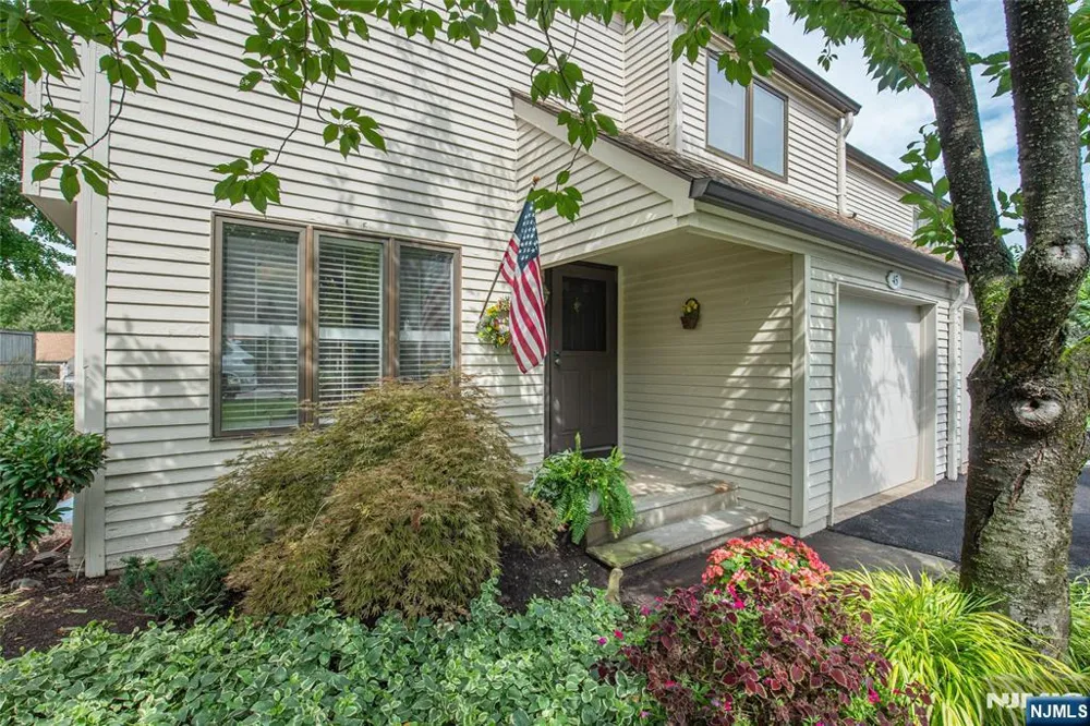 45 Stonegate Drive Roseland, NJ 07068