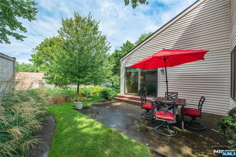 45 Stonegate Drive Roseland, NJ 07068