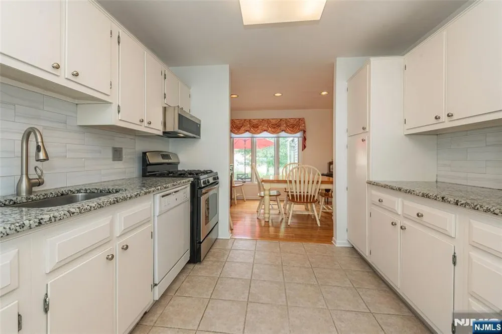 45 Stonegate Drive Roseland, NJ 07068