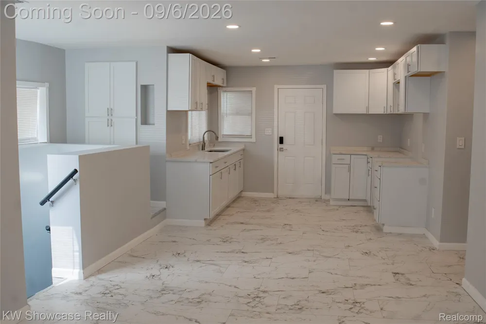 8234 Arlis Street Commerce Charter Township, MI 48382