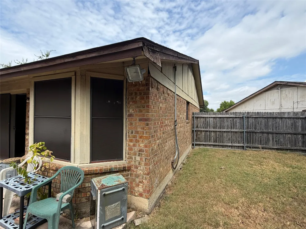 1002 Shana Court Arlington, TX 76014