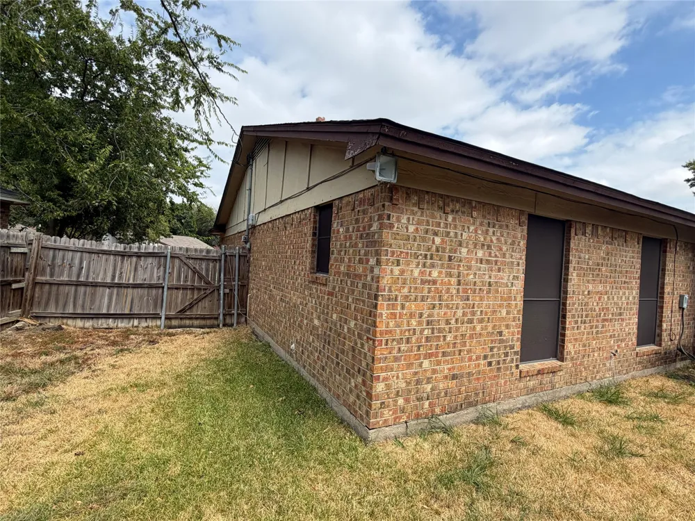1002 Shana Court Arlington, TX 76014