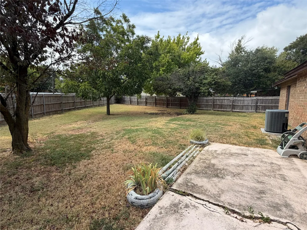 1002 Shana Court Arlington, TX 76014