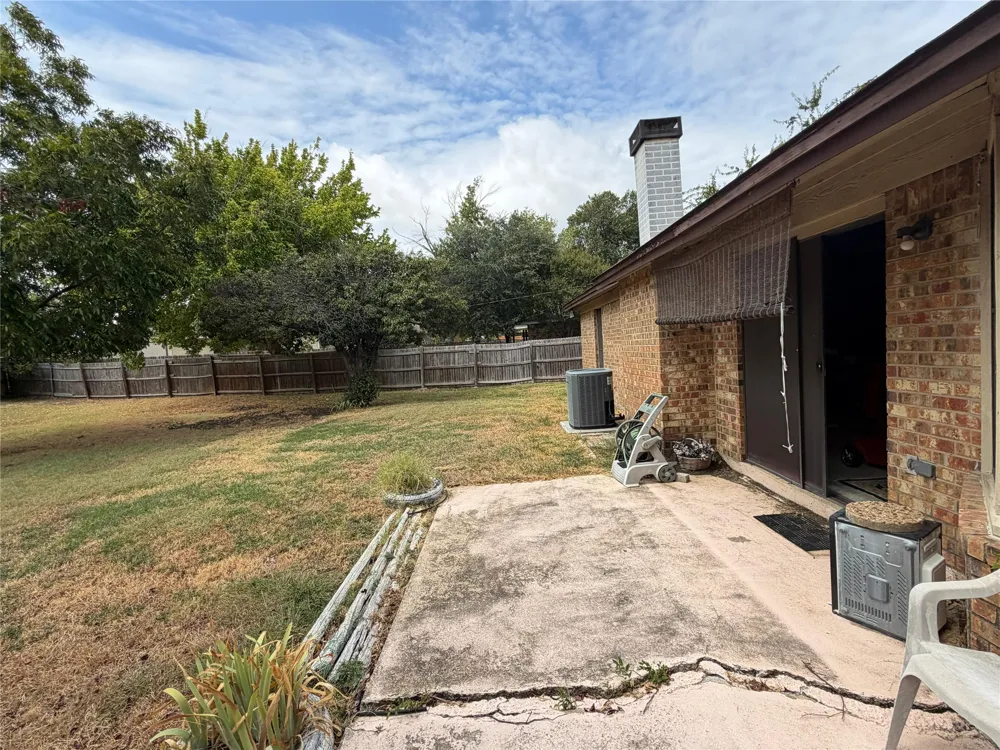 1002 Shana Court Arlington, TX 76014