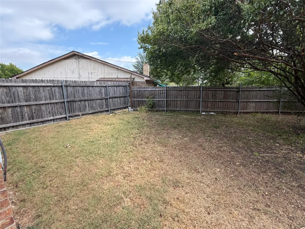 1002 Shana Court Arlington, TX 76014