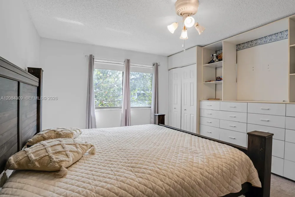 182 Lakeview Dr #204 Weston, FL 33326