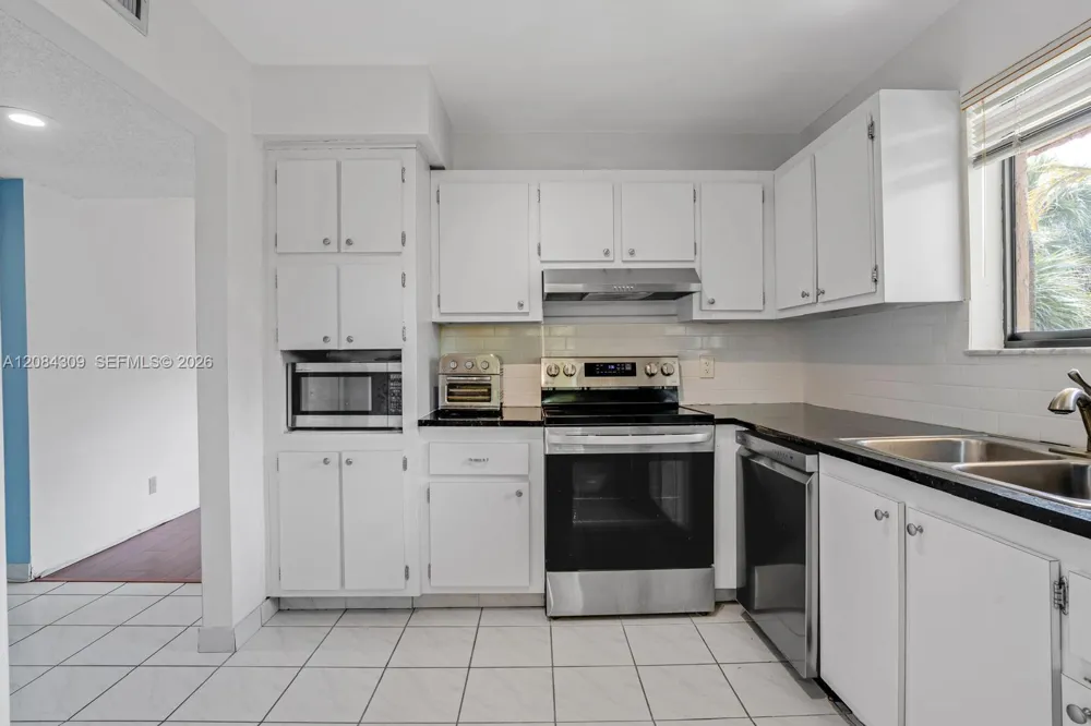 182 Lakeview Dr #204 Weston, FL 33326