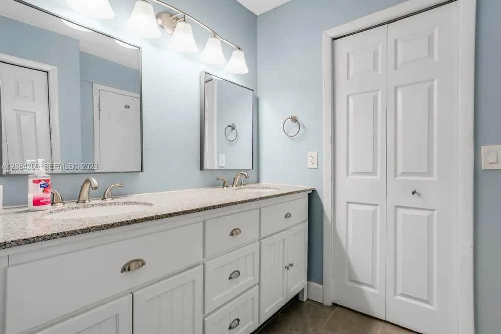 182 Lakeview Dr #204 Weston, FL 33326