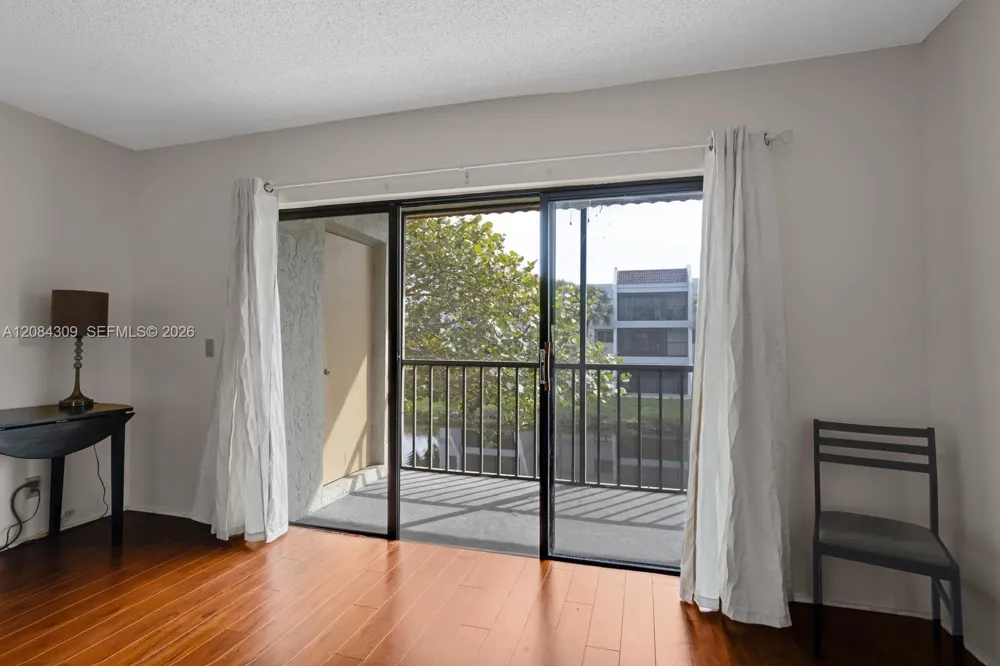 182 Lakeview Dr #204 Weston, FL 33326