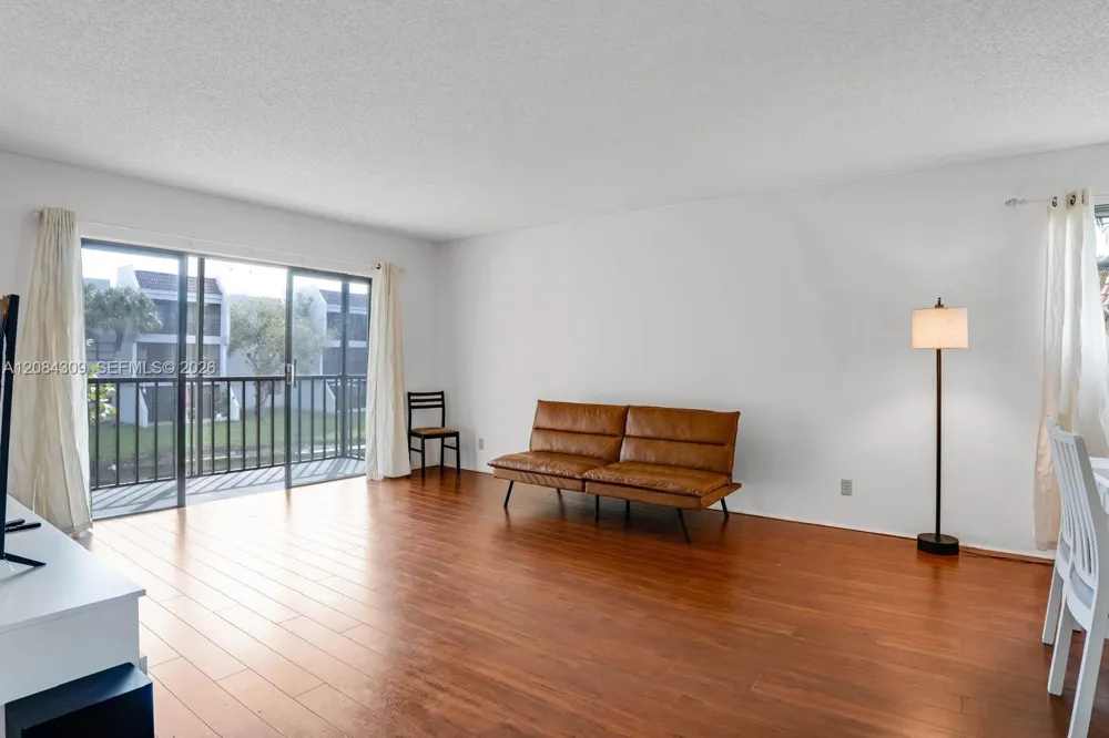 182 Lakeview Dr #204 Weston, FL 33326