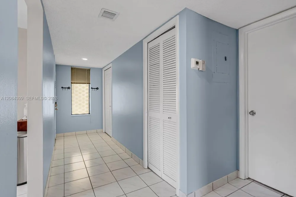 182 Lakeview Dr #204 Weston, FL 33326