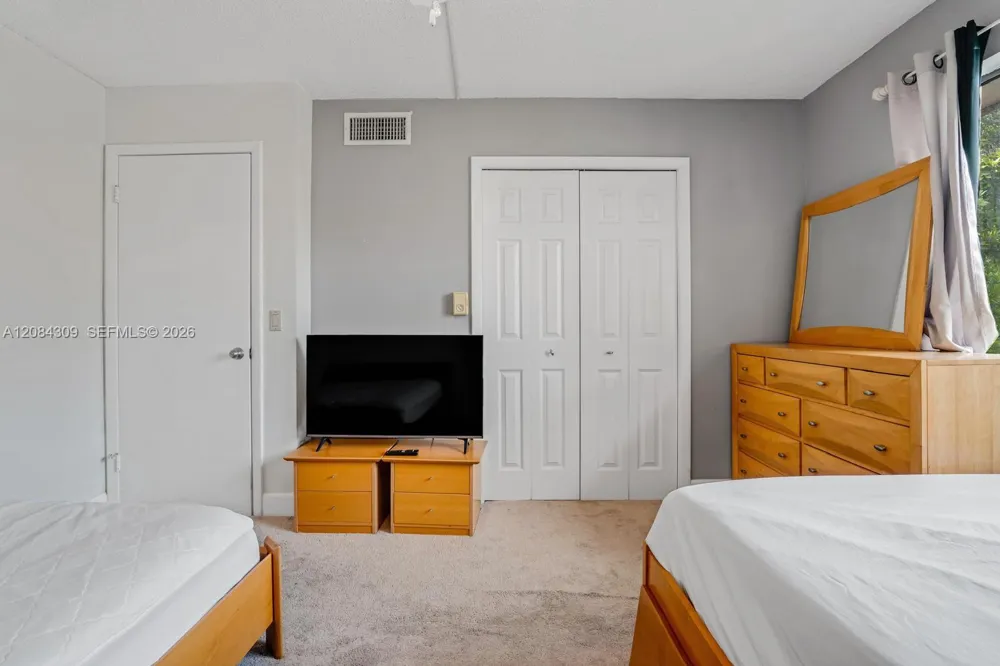 182 Lakeview Dr #204 Weston, FL 33326