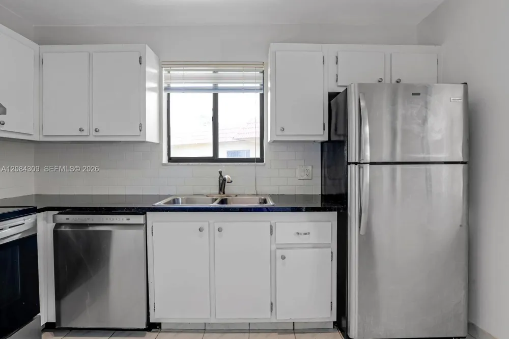 182 Lakeview Dr #204 Weston, FL 33326