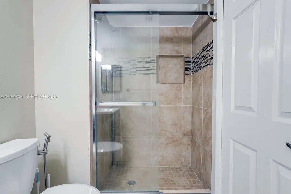 182 Lakeview Dr #204 Weston, FL 33326
