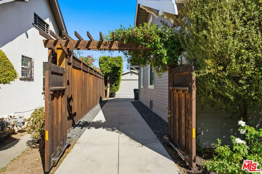 2640 S Hobart Boulevard Los Angeles, CA 90018