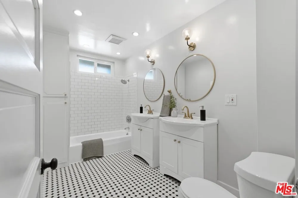 2640 S Hobart Boulevard Los Angeles, CA 90018