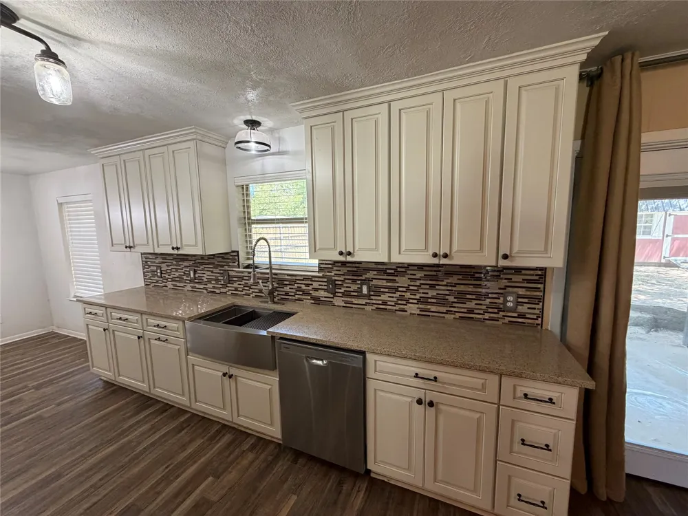 136 Jill Ann Drive Burleson, TX 76028