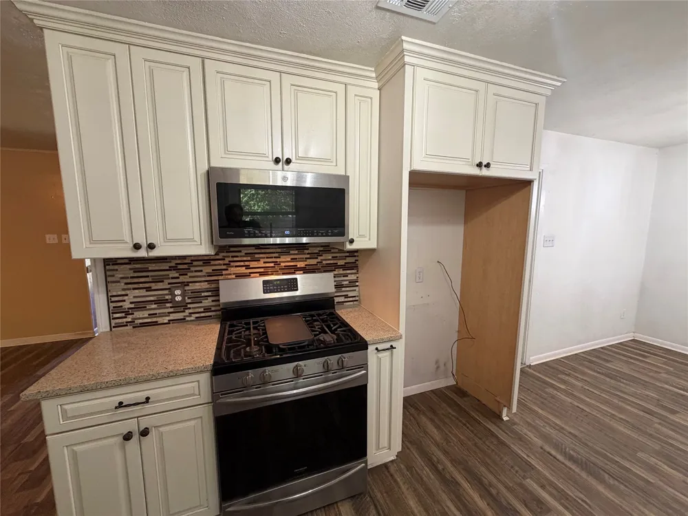 136 Jill Ann Drive Burleson, TX 76028