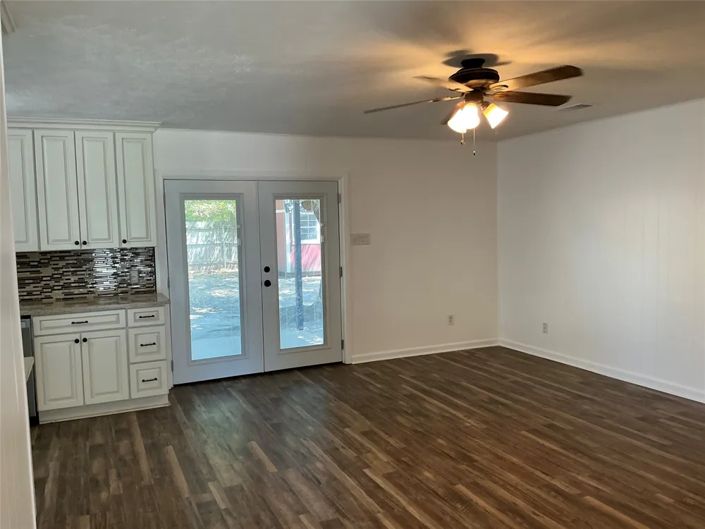 136 Jill Ann Drive Burleson, TX 76028