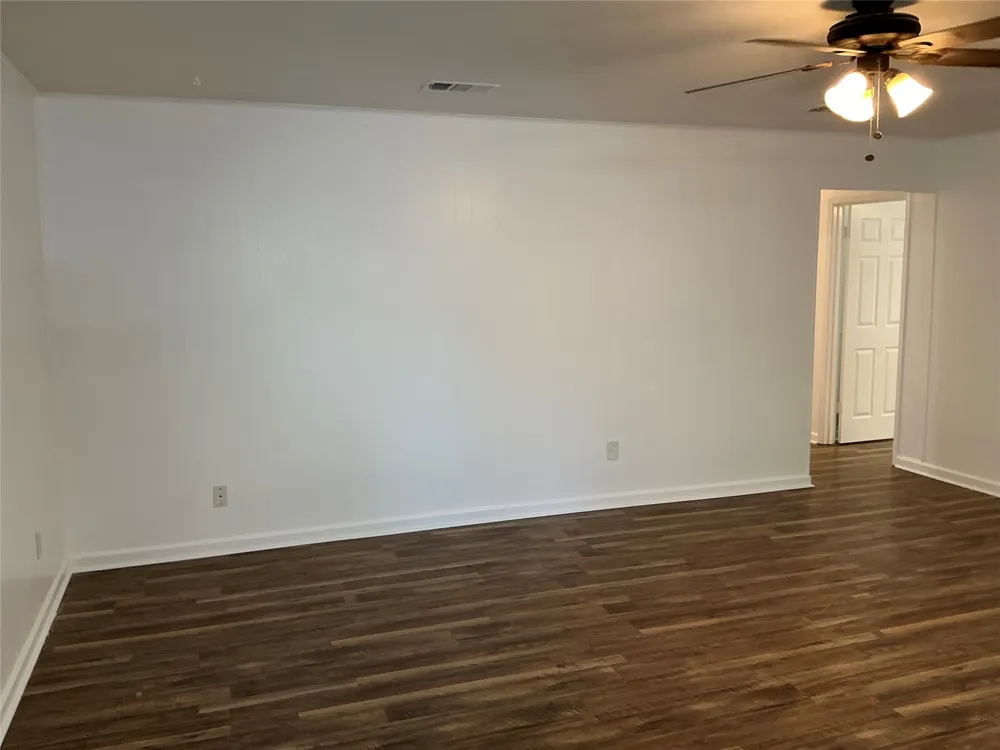 136 Jill Ann Drive Burleson, TX 76028