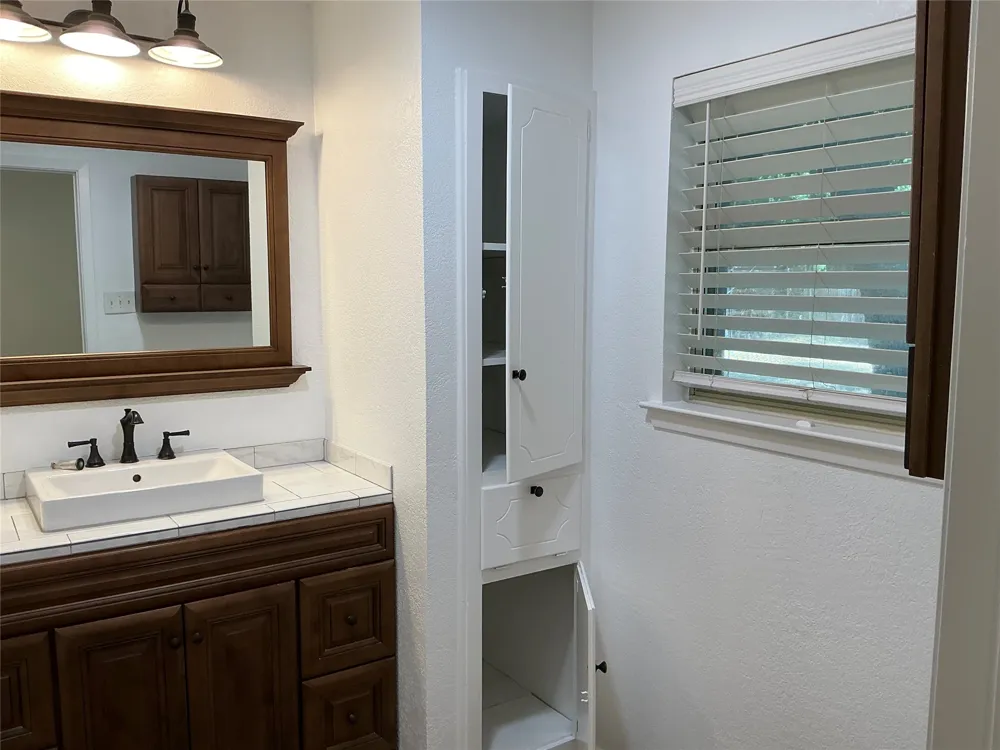 136 Jill Ann Drive Burleson, TX 76028