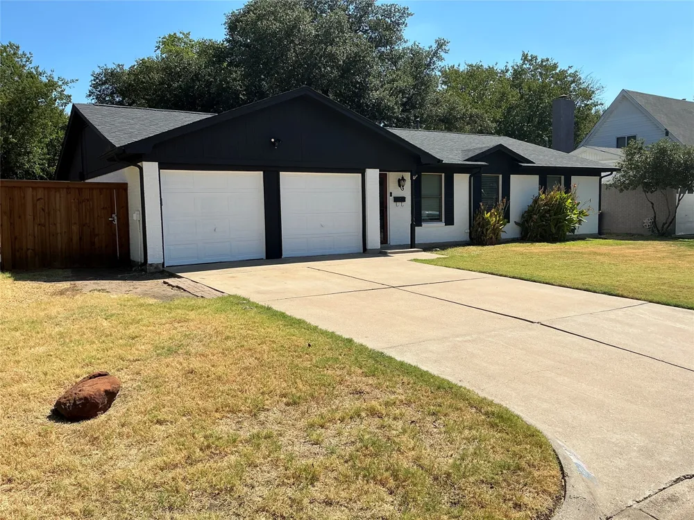136 Jill Ann Drive Burleson, TX 76028