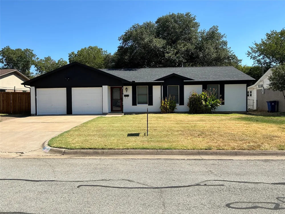 136 Jill Ann Drive Burleson, TX 76028