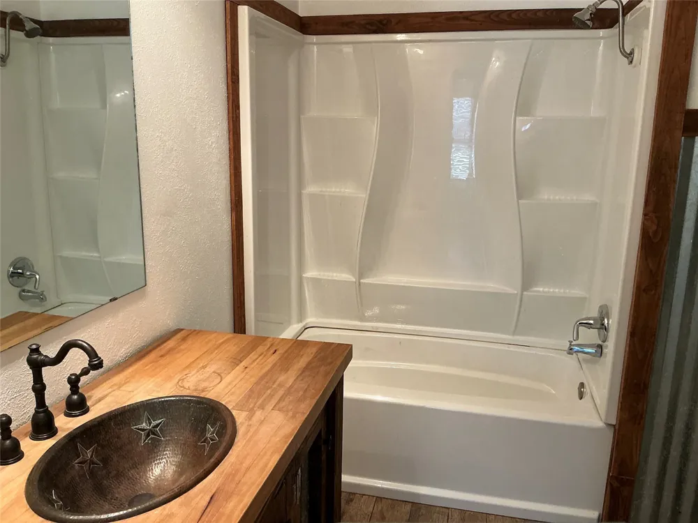 136 Jill Ann Drive Burleson, TX 76028