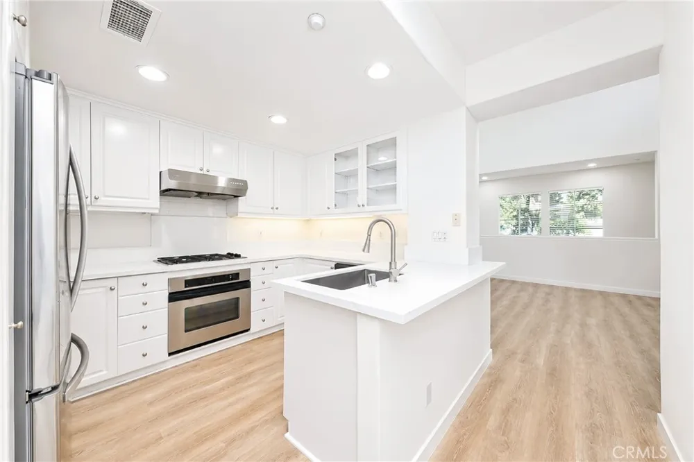 140 Talmadge Irvine, CA 92602