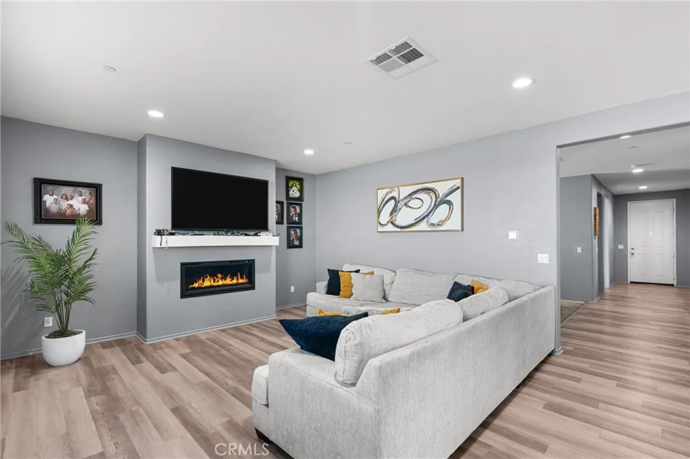 6949 Beale Palmdale, CA 93552